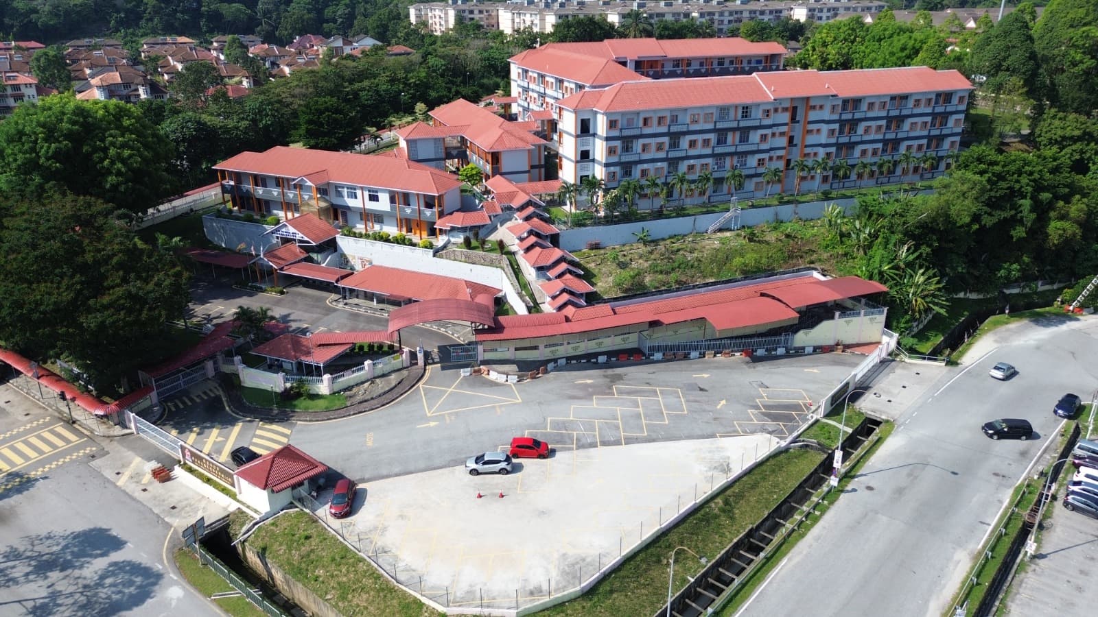 Aerial view of the SJK(C) Desa Jaya 2 campus, red-roofed buildings and surrounding neighbourhood