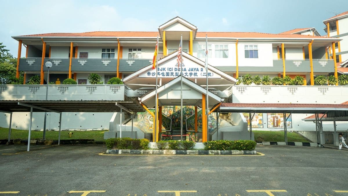 Front entrance of SJK(C) Desa Jaya 2, with the school name above the entrance and flags in the courtyard